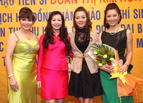 Thu Hương cùng chồng con sang Mỹ dự thi Hoa hậu Quý bà Thế giới - 4 Thu Hương cùng chồng con sang Mỹ dự thi Hoa hậu Quý bà Thế giới - 4