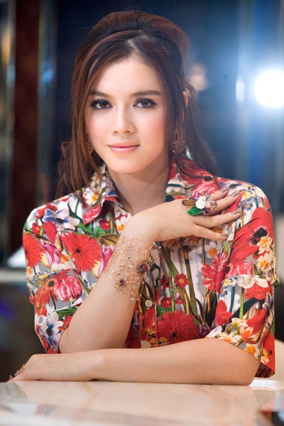 Lý Nhã Kỳ thu hút với vẻ đẹp sang trọng - 2 Lý Nhã Kỳ thu hút với vẻ đẹp sang trọng - 2