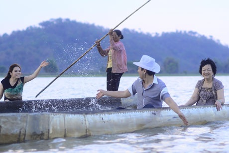 Lý Nhã Kỳ lãng mạn trên hồ Lắk - 7 Lý Nhã Kỳ lãng mạn trên hồ Lắk