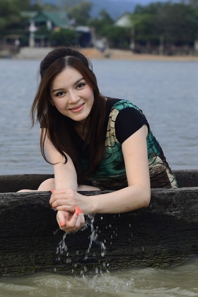 Lý Nhã Kỳ lãng mạn trên hồ Lắk - 1 Lý Nhã Kỳ lãng mạn trên hồ Lắk