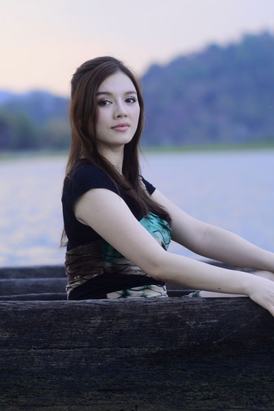 Lý Nhã Kỳ lãng mạn trên hồ Lắk - 2 Lý Nhã Kỳ lãng mạn trên hồ Lắk