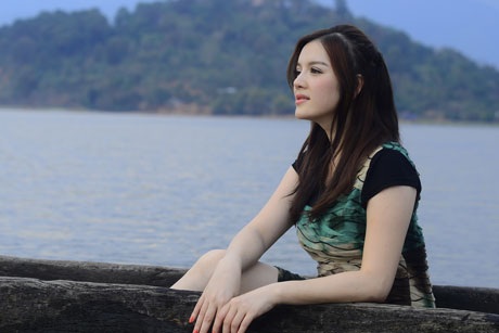 Lý Nhã Kỳ lãng mạn trên hồ Lắk - 3 Lý Nhã Kỳ lãng mạn trên hồ Lắk