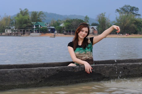 Lý Nhã Kỳ lãng mạn trên hồ Lắk - 5 Lý Nhã Kỳ lãng mạn trên hồ Lắk