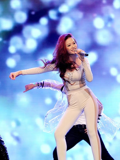 “Nữ ca sĩ sexy” Thu Minh kín đáo bất ngờ tại “Bài hát yêu thích”