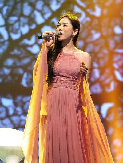 “Nữ ca sĩ sexy” Thu Minh kín đáo bất ngờ tại “Bài hát yêu thích”