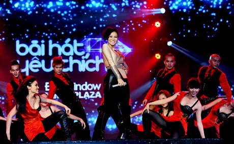 “Nữ ca sĩ sexy” Thu Minh kín đáo bất ngờ tại “Bài hát yêu thích”