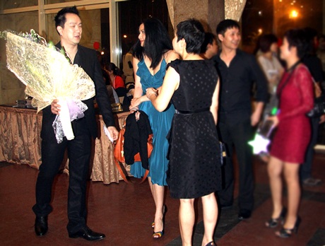Huy MC bất ngờ đưa vợ mới về nước xem liveshow Mỹ Linh - 1 Huy MC bất ngờ đưa vợ mới về nước xem liveshow Mỹ Linh