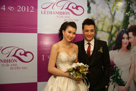 Chồng Vân Hugo một mình đến dự đám cưới người mẫu Huyền Thư