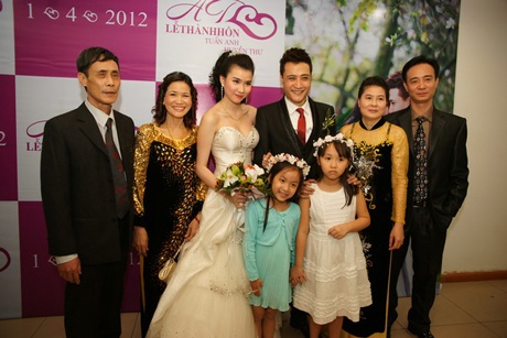 Chồng Vân Hugo một mình đến dự đám cưới người mẫu Huyền Thư