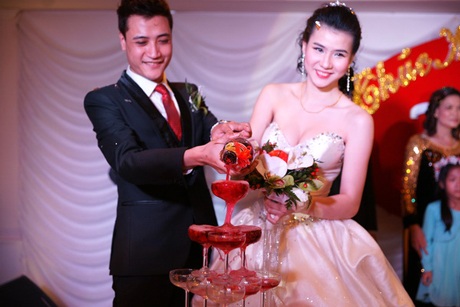 Chồng Vân Hugo một mình đến dự đám cưới người mẫu Huyền Thư