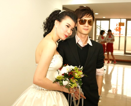 Chồng Vân Hugo một mình đến dự đám cưới người mẫu Huyền Thư