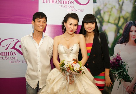 Chồng Vân Hugo một mình đến dự đám cưới người mẫu Huyền Thư