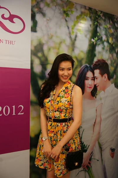 Chồng Vân Hugo một mình đến dự đám cưới người mẫu Huyền Thư