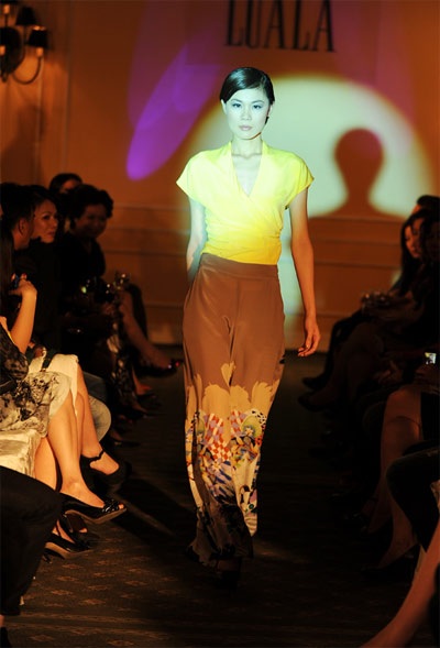 Hoàng Thùy Linh diện váy hàng hiệu gần 100 triệu đồng