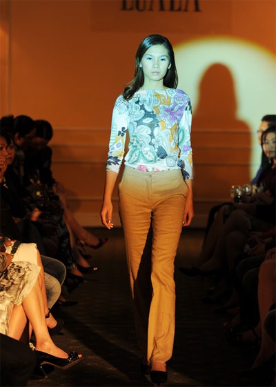 Hoàng Thùy Linh diện váy hàng hiệu gần 100 triệu đồng