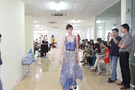 Trang Nhung gợi cảm trên sàn tập catwalk