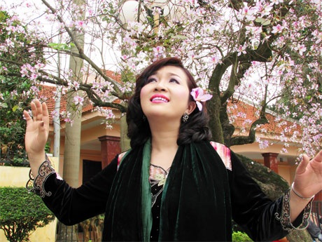 Hoàng Dung hát giữa bạt ngàn hoa ban