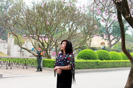 Hoàng Dung hát giữa bạt ngàn hoa ban