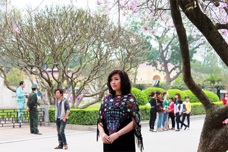 Hoàng Dung hát giữa bạt ngàn hoa ban