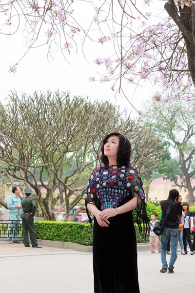 Hoàng Dung hát giữa bạt ngàn hoa ban