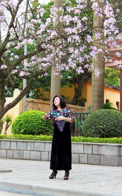 Hoàng Dung hát giữa bạt ngàn hoa ban