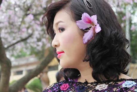 Hoàng Dung hát giữa bạt ngàn hoa ban