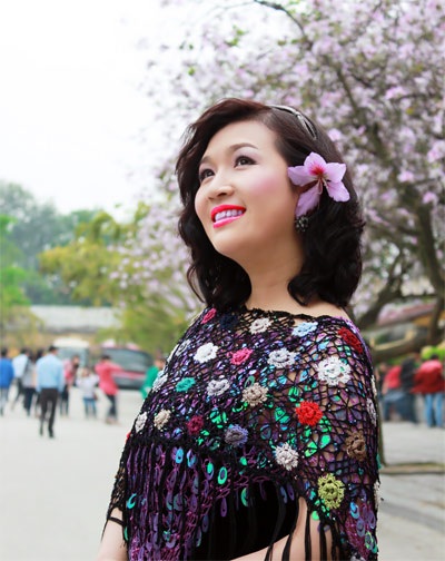 Hoàng Dung hát giữa bạt ngàn hoa ban