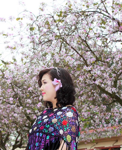 Hoàng Dung hát giữa bạt ngàn hoa ban