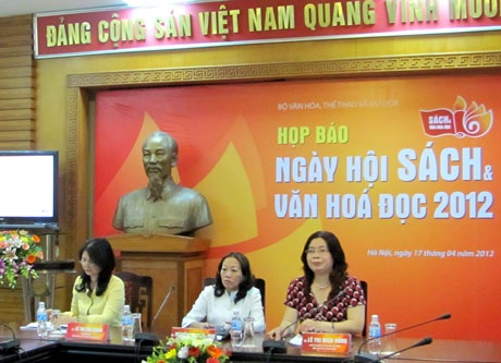 Nhiều hoạt động thu hút tại Ngày hội Sách và Văn hóa Đọc 2012 - 1 Nhiều hoạt động thu hút tại Ngày hội Sách và Văn hóa Đọc 2012