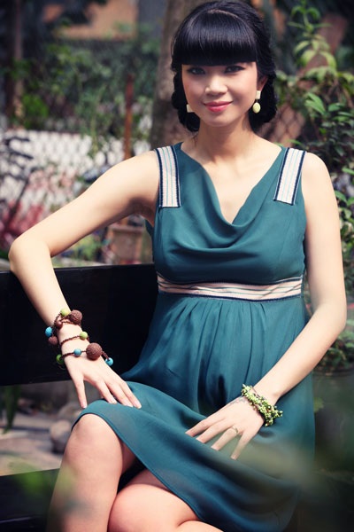 “Chân dài” Hạ Vy khoe bụng bầu hơn 7 tháng