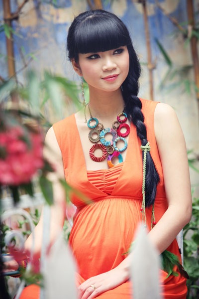 “Chân dài” Hạ Vy khoe bụng bầu hơn 7 tháng