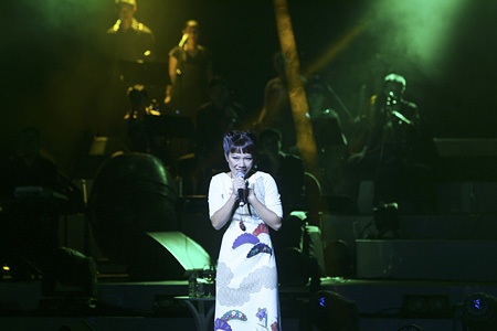 Trước đó, Hà Trần thể hiện một loạt ca khúc: Ra ngõ tụng kinh, Dòng sông mùa thu, Phố nghèo