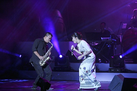 Trước đó, Hà Trần thể hiện một loạt ca khúc: Ra ngõ tụng kinh, Dòng sông mùa thu, Phố nghèo