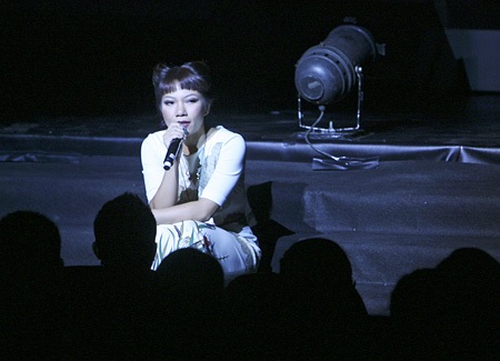 Hà Trần ngồi gần khán giả, muốn chạm tới khán giả...