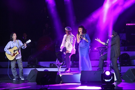 Hà Trần “quậy” trong đêm nhạc Trần Tiến