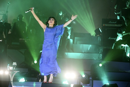 Hà Trần lộng lẫy trên sân khấu