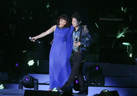 Hà Trần lộng lẫy trên sân khấu