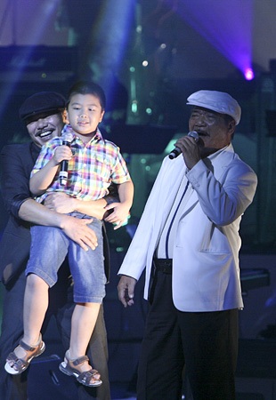 Trần Tiến - Trần Hiếu thích thú trước cháu bé hát nhạc mình