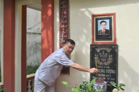 Sau "Làm đĩ", "Giông tố" tiếp bước lên sân khấu kịch - 2 Nhà biên kịch Chu Thơm bên cạnh phần mộ nhà văn Vũ Trọng Phụng sáng ngày 9/8