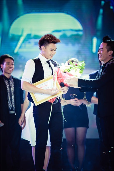 Thanh Tâm lội ngược dòng giành giải nhất Sao Mai điểm hẹn 2012 - 10 Đông Hùng giành giải Triển vọng