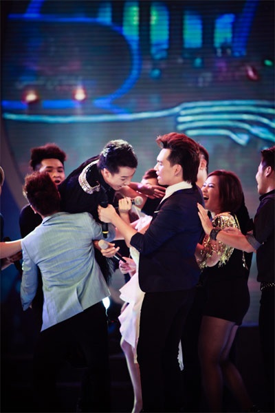 Thanh Tâm lội ngược dòng giành giải nhất Sao Mai điểm hẹn 2012 - 8 Các thí sinh công kênh mừng chiến thắng của Thanh Tâm