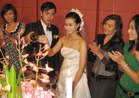 MC Tuấn Tú bất ngờ cưới vợ cùng tuổi - 2 Tuấn Tú khiến khán giả bất ngờ khi...lặng lẽ rước nàng về dinh