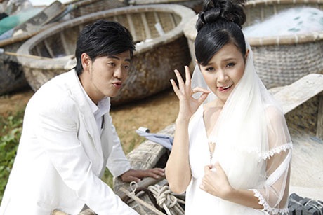MC Tuấn Tú bất ngờ cưới vợ cùng tuổi - 3 Trước, MC Tuấn Tú cũng thực hiện bộ ảnh cưới xì tin cùng Midu khi tham gia phim Cô nàng tóc rối