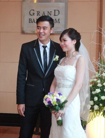 Lộ diện cô dâu bé nhỏ của MC Tuấn Tú trong ngày cưới - 2 Cặp đôi đứng đón người thân, bạn bè đến chia vui ngày trọng đại