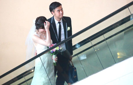 Lộ diện cô dâu bé nhỏ của MC Tuấn Tú trong ngày cưới - 3 Cặp đôi đứng đón người thân, bạn bè đến chia vui ngày trọng đại