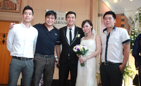Lộ diện cô dâu bé nhỏ của MC Tuấn Tú trong ngày cưới - 13 Diễn viên Minh Tiệp (thứ hai từ trái sang)