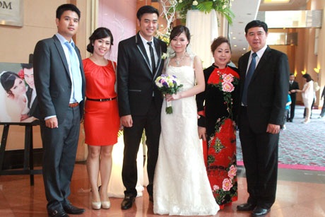 Lộ diện cô dâu bé nhỏ của MC Tuấn Tú trong ngày cưới - 17 Cặp đôi chụp ảnh cùng gia đình bên nhà gái