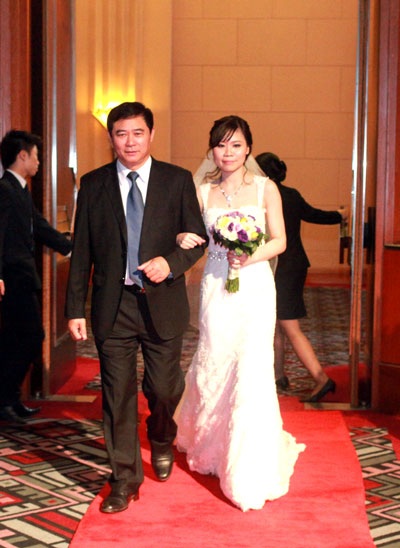 Lộ diện cô dâu bé nhỏ của MC Tuấn Tú trong ngày cưới - 18 Cặp đôi chụp ảnh cùng gia đình bên nhà gái