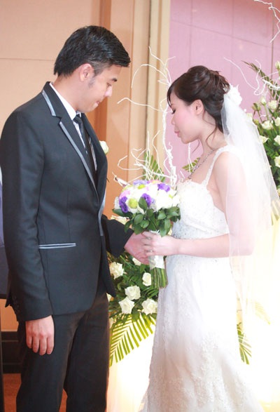 Lộ diện cô dâu bé nhỏ của MC Tuấn Tú trong ngày cưới - 4 Chú rể Tuấn Tú trò chuyện với cô dâu cho bớt hồi hộp