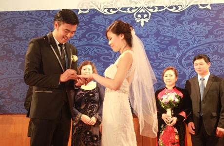 Lộ diện cô dâu bé nhỏ của MC Tuấn Tú trong ngày cưới - 22 Cô dâu - chú rể trao nhẫn cưới